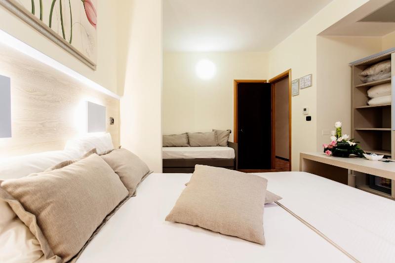 Double or Twin Room image 4