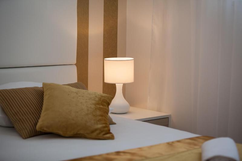 One-Bedroom Apartment with Balcony and Sea View image 3