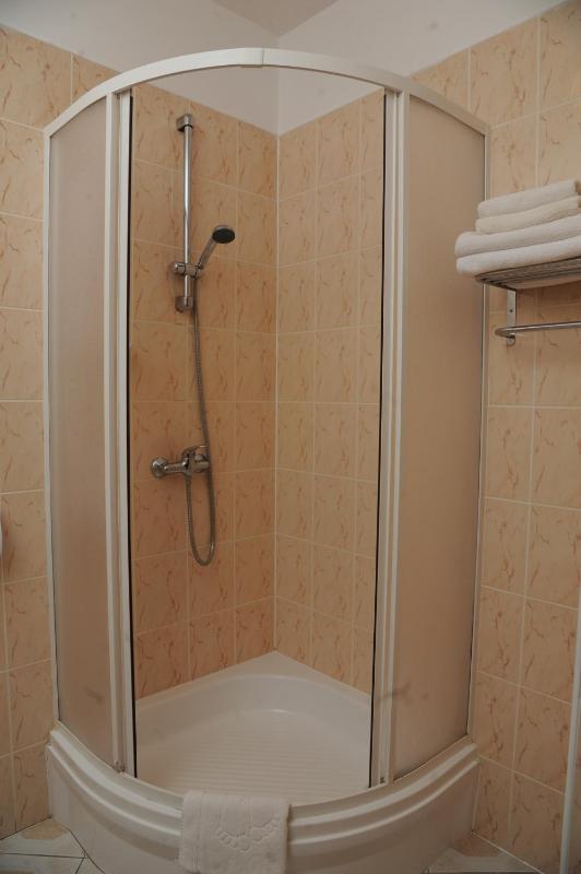 Economy Twin Room image 3