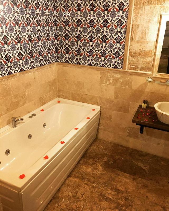Deluxe Double Room with Bath image 2