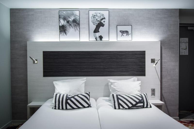 Twin Room image 2