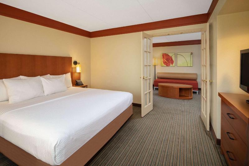 One-Bedroom King Suite - Non-Smoking image 3
