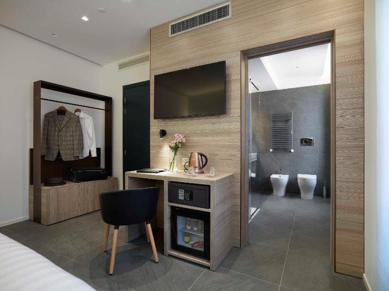 Double or Twin Room image 4