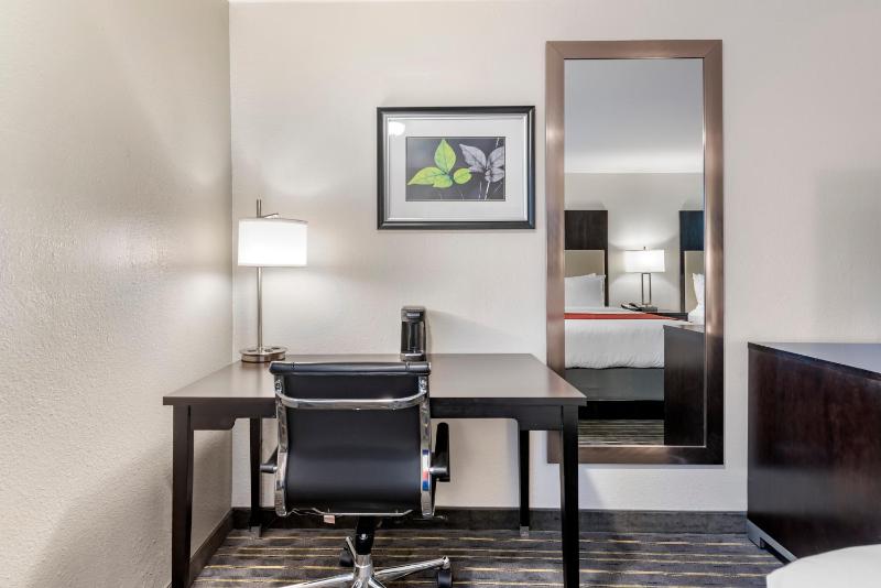 Queen Room with Two Queen Beds - Non-Smoking image 3