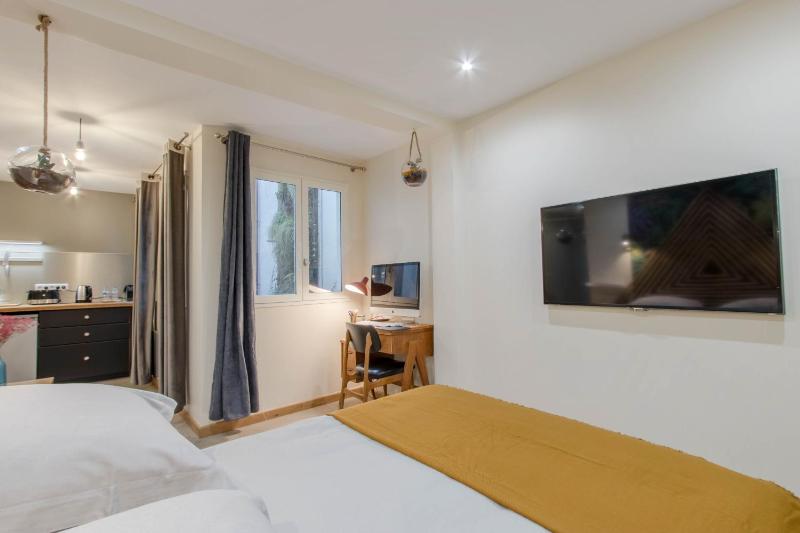 One-Bedroom Apartment - Courtyard View image 3