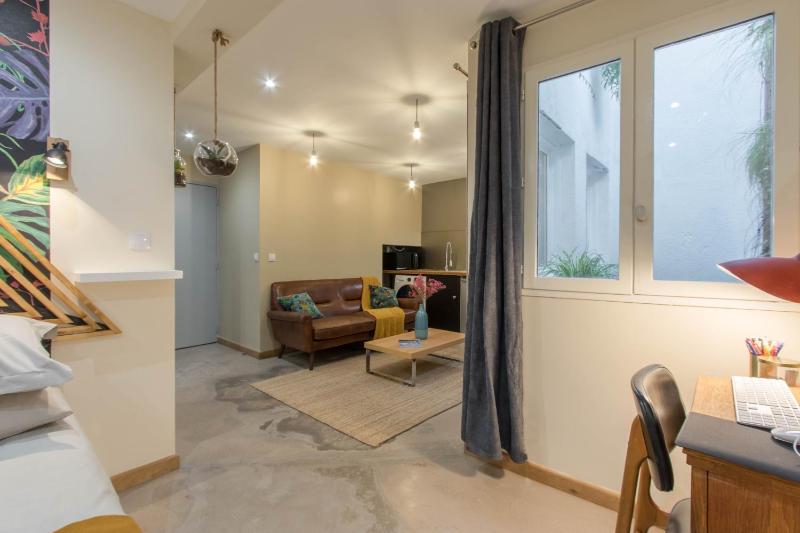 One-Bedroom Apartment - Courtyard View image 4