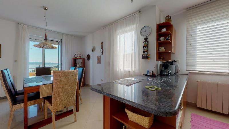Deluxe Three-Bedroom Apartment with Sea View image 3