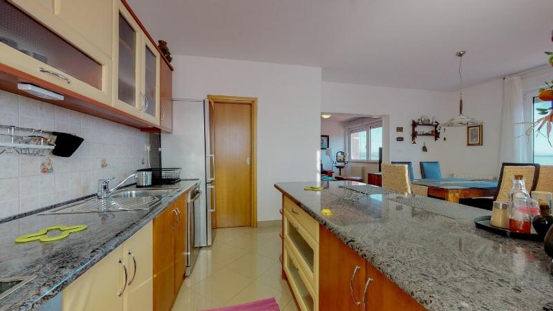 Deluxe Three-Bedroom Apartment with Sea View image 4