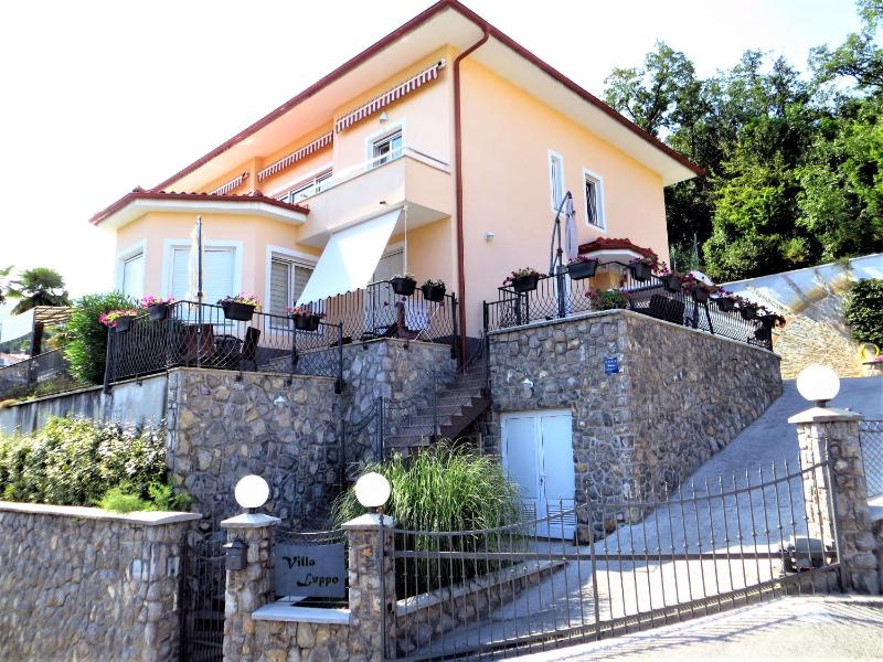 Deluxe Three-Bedroom Apartment with Sea View image 3