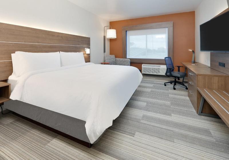 Standard King Room image 3