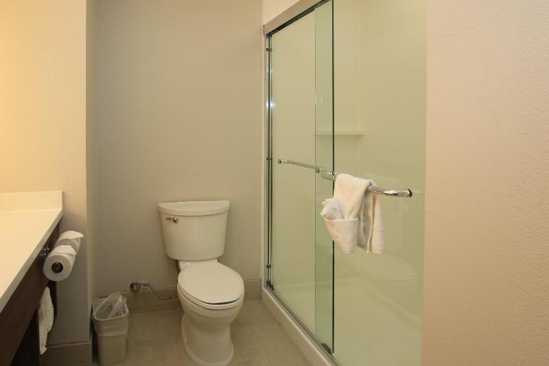 Standard King Room image 3
