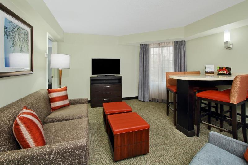 Two-Bedroom Suite with Oner King Bed and One Queen Bed image 3