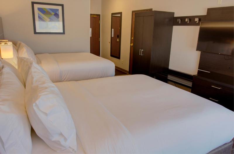 Standard Queen Room with Two Queen Beds image 2