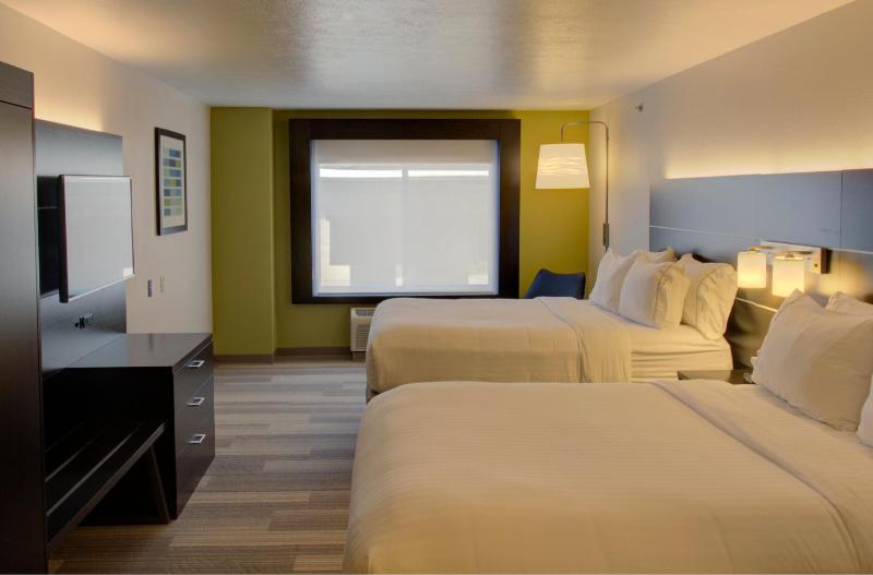 Standard Queen Room with Two Queen Beds image 3