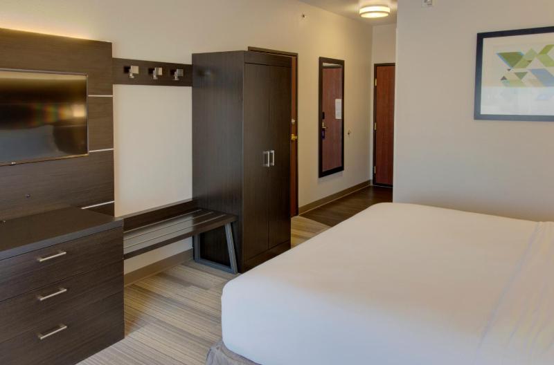 Standard King Room image 3