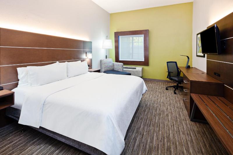Standard King Room image 2