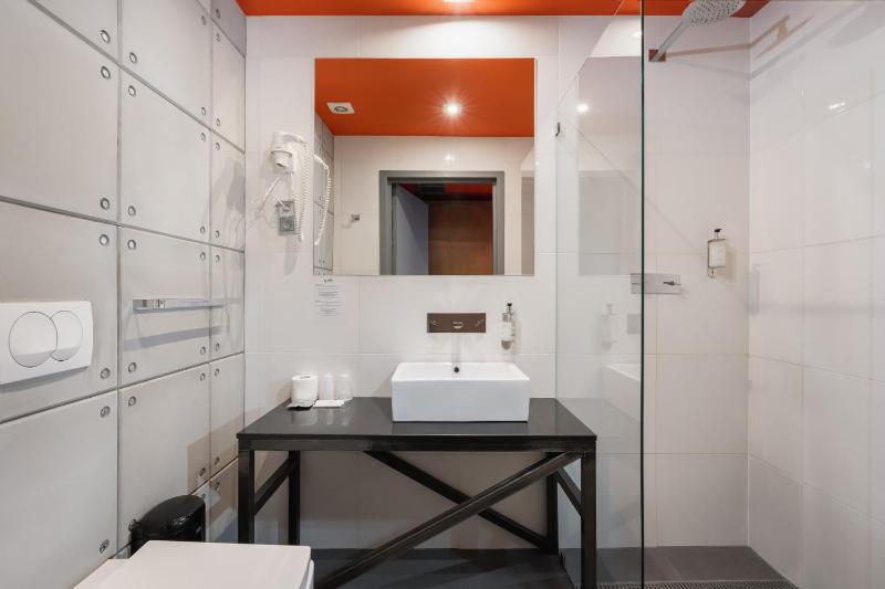 Twin Room image 4