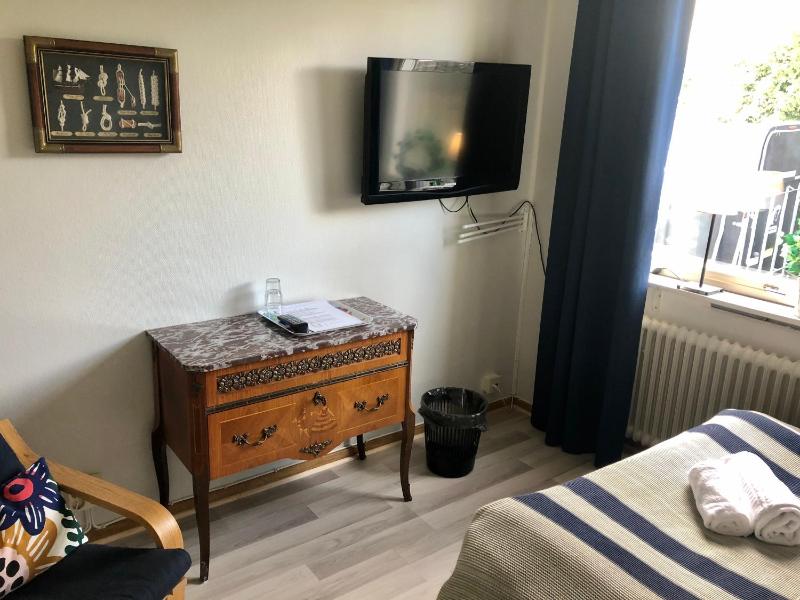 Double room with 140 cm double bed with shared WC and shower image 3