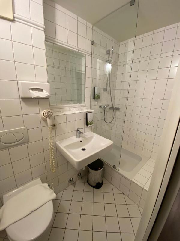 Single Room image 4