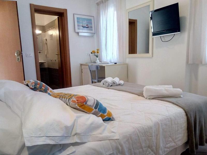 Double Room image 4