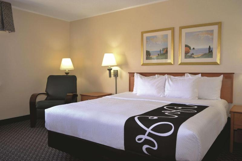 La Quinta Inn & Suites by Wyndham Tampa Fairgrounds - Casino - image 9