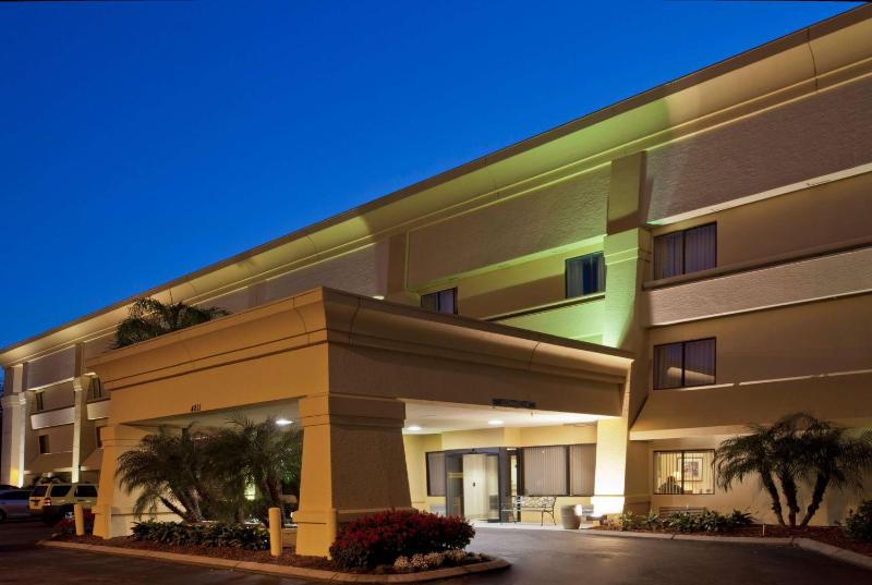 La Quinta Inn & Suites by Wyndham Tampa Fairgrounds - Casino - image 13