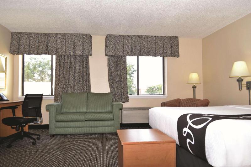 Deluxe King Studio Suite - Non-Smoking image 4