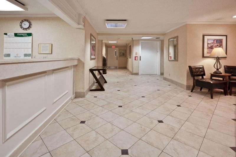 La Quinta Inn & Suites by Wyndham Tampa Fairgrounds - Casino - image 27