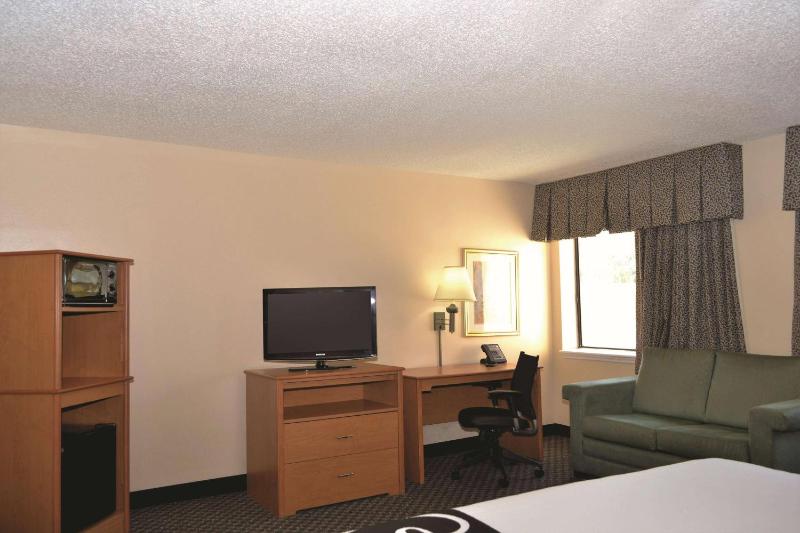 Deluxe King Studio Suite - Non-Smoking image 3