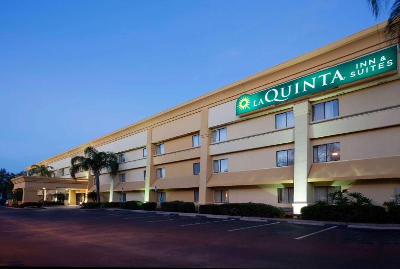 La Quinta Inn & Suites by Wyndham Tampa Fairgrounds - Casino - image 2