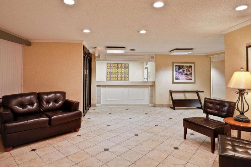 La Quinta Inn & Suites by Wyndham Tampa Fairgrounds - Casino - image 7