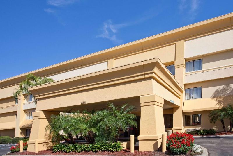 La Quinta Inn & Suites by Wyndham Tampa Fairgrounds - Casino - image 8