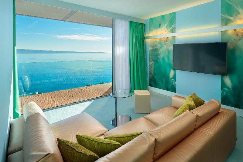 Junior Suite with Sea View and Balcony image 3