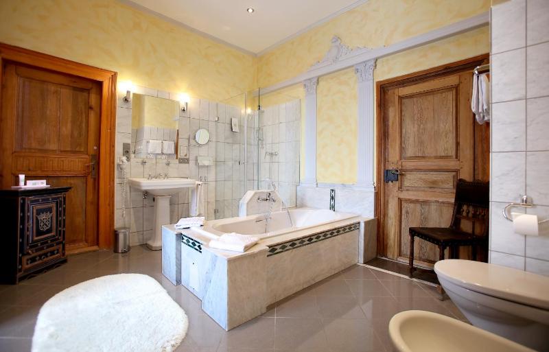 Deluxe Suite image 2