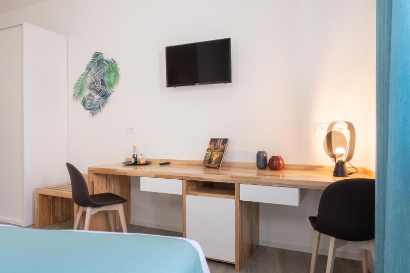 Deluxe Double or Twin Room image 4