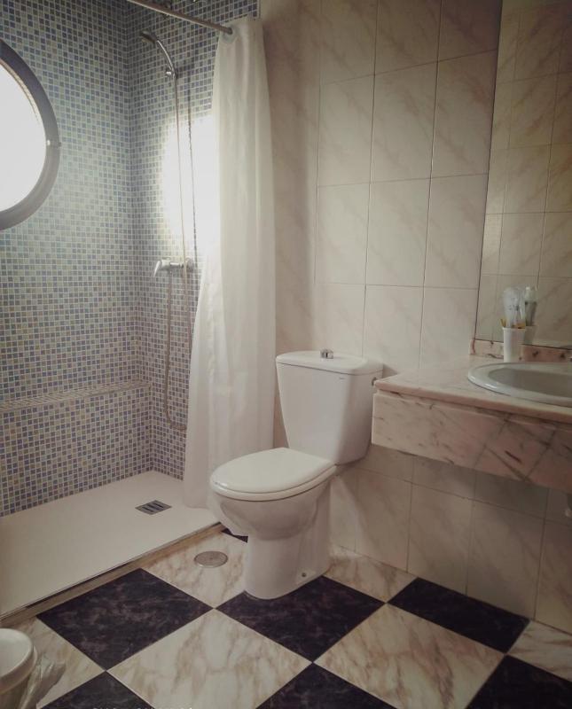 Twin Room image 4