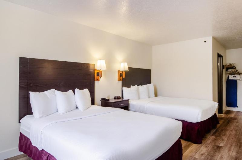 Queen Room with Two Queen Beds - Non-Smoking image 2