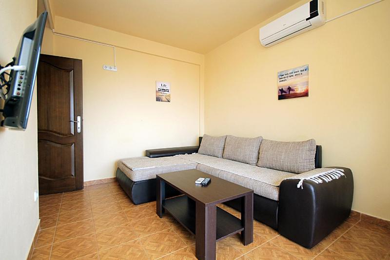 One-Bedroom Apartment with Balcony and Sea View (5 Adults) image 2