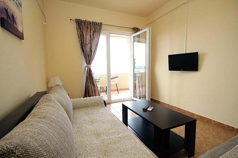 One-Bedroom Apartment with Balcony and Sea View (5 Adults) image 2