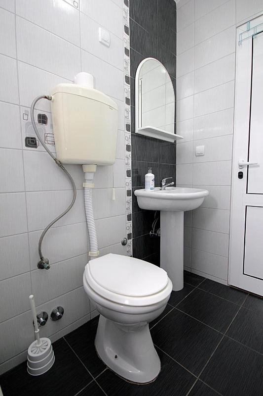 One-Bedroom Apartment with Balcony and Sea View (5 Adults) image 3