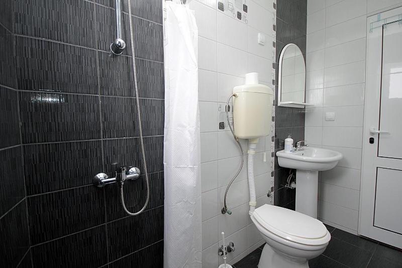 One-Bedroom Apartment with Balcony and Sea View (5 Adults) image 4