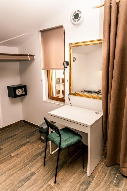 Quadruple Room with Terrace image 3