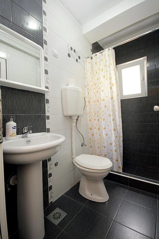 One-Bedroom Apartment with Balcony (5 Adults) image 3