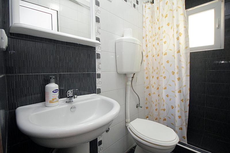 One-Bedroom Apartment with Balcony (5 Adults) image 4