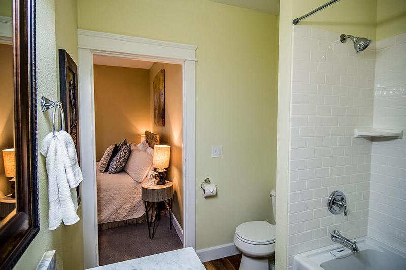 Queen Room with Spa Bath image 2