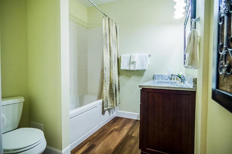 Queen Room with Spa Bath image 3