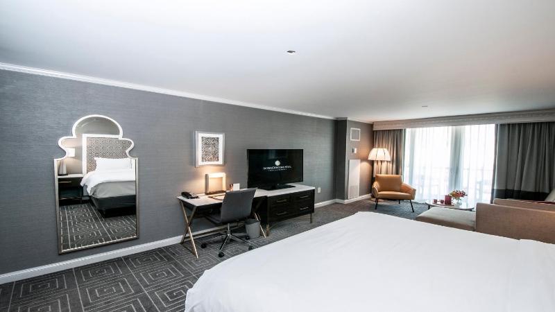Deluxe King Room image 4