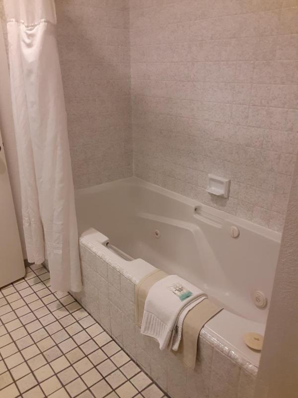 King Room with Spa Bath image 3