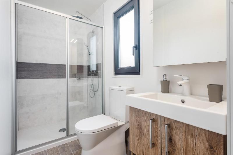 Luxury Two-Bedroom Mobile Home with Hot Tub image 1