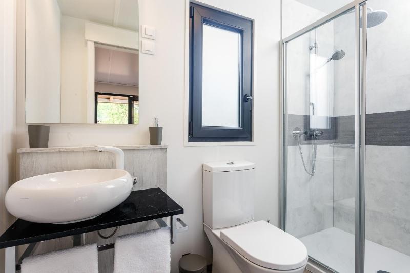 Premium Relax Two-Bedroom Mobile Home image 4